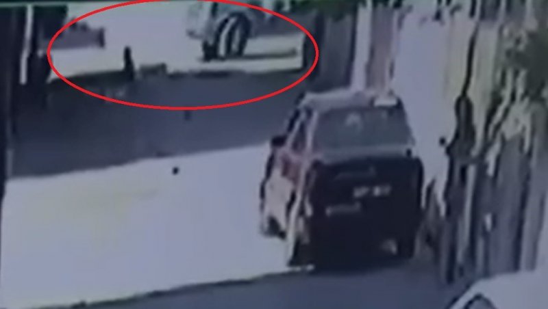  HATAY (İHA) - Hatay'ın Kırıkhan ilçesinde 4 yaşındaki Elif Çakıroğlu'nun sokakta oyun oynadığı esnada kamyonetin altında kalarak can verdiği anlar kameraya yansıdı.