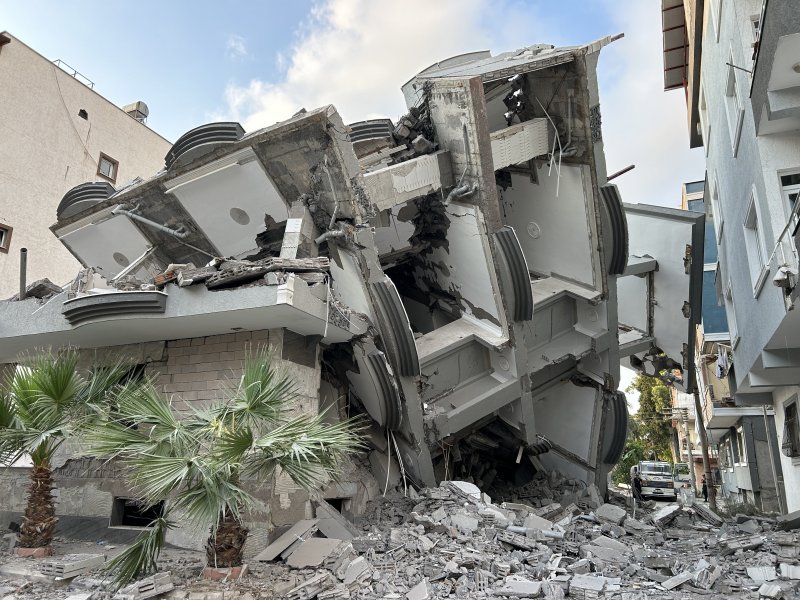 Yürekleri ağza getiren 5 katlı binanın yıkımı tamamlandı