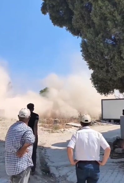 Depremde hasar gören su deposu iş makinesinin darbesiyle yıkıldı