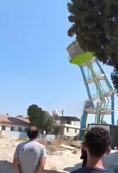 Depremde hasar gören su deposu iş makinesinin darbesiyle yıkıldı