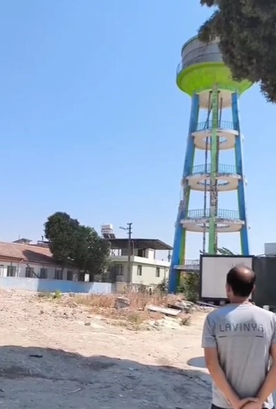 Depremde hasar gören su deposu iş makinesinin darbesiyle yıkıldı