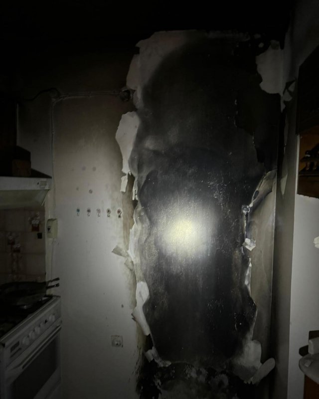 Motor kısmı yanan buzdolabı alev aldı