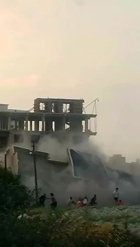 Kontrollü olarak yıkılan 4 katlı binanın yerle bir olmasıyla yaşanan panik kamerada