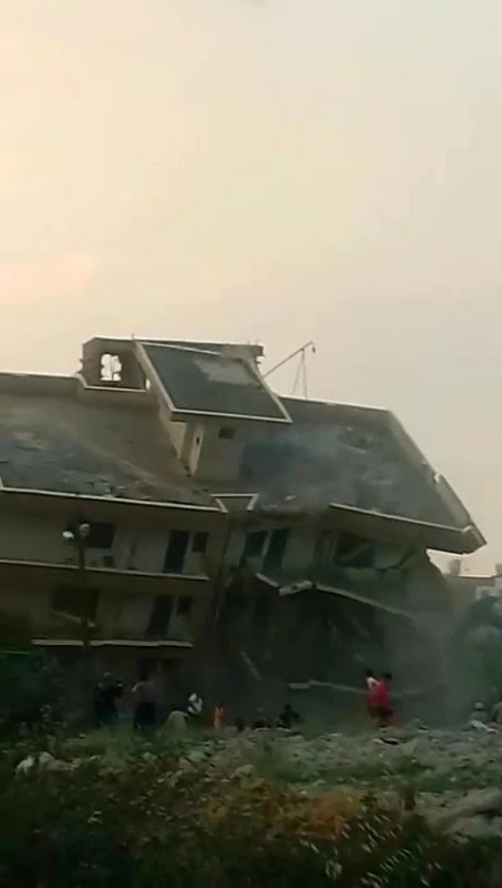 Kontrollü olarak yıkılan 4 katlı binanın yerle bir olmasıyla yaşanan panik kamerada