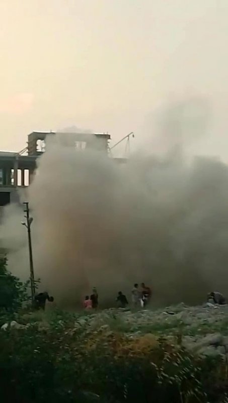 Kontrollü olarak yıkılan 4 katlı binanın yerle bir olmasıyla yaşanan panik kamerada