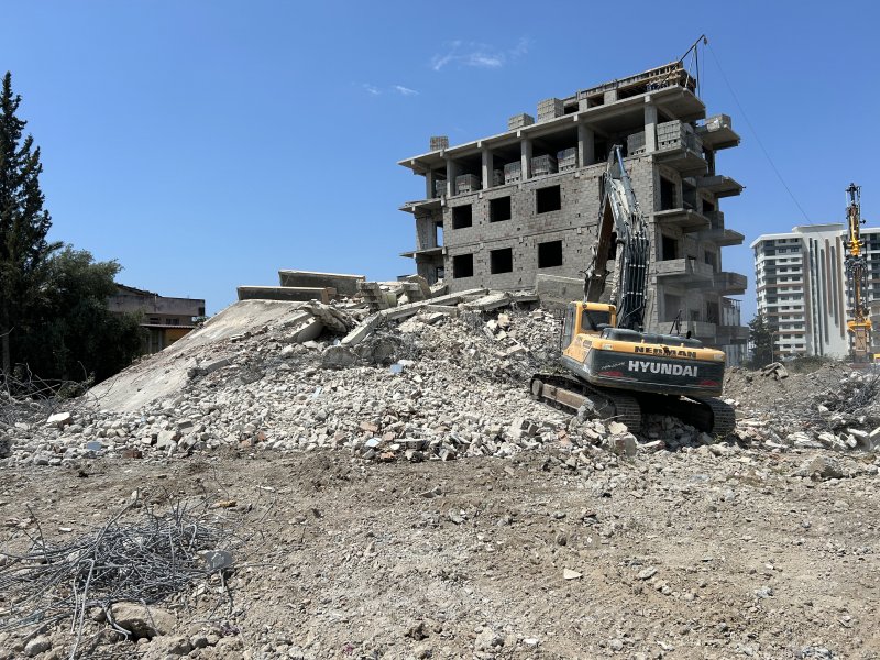 Kontrollü olarak yıkılan 4 katlı binanın yerle bir olmasıyla yaşanan panik kamerada