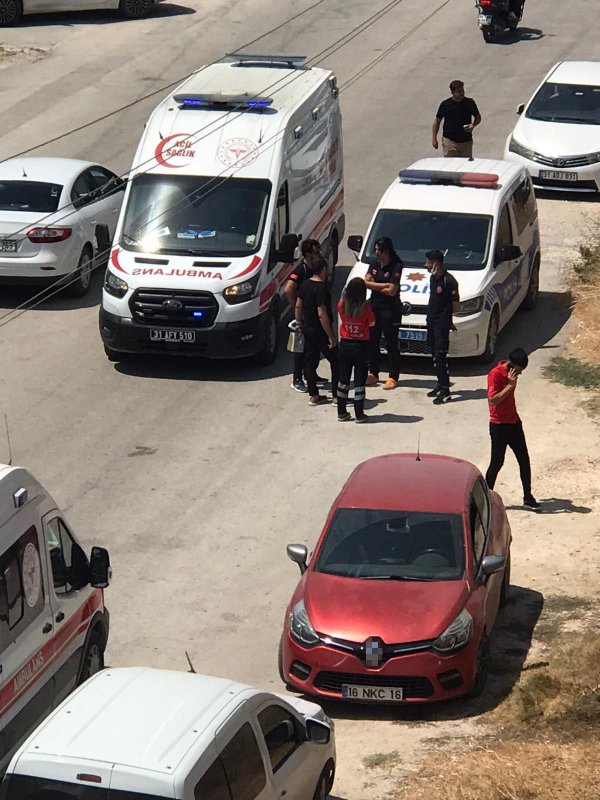 5 gündür her yerde aranan gencin cansız bedeni yaşadığı konteynere 500 metre mesafedeki binada bulundu - Baba Cihan Buz: “Baba eve çok yakınım ve eve gidiyorum dedi, o saatten sonra telefonlara cevap vermedi” (Fotoğraflı) Ramazan İlın - Sancar Alp Fırat HATAY (İHA) - Hatay'ın Defne ilçesinde 5 gündür kendisinden haber alınamayan Mehmet Can Buz'un cansız bedeni, yaşadığı konteyner kentin 500 metre yakınındaki terk edilmiş binada bulundu. Defne ilçesi Çekmece Mahallesi'nde bulunan konteyner kentte yaşayan Mehmet Can Buz, geçtiğimiz gün Çarşamba günü hava almak için konteynerden ayrıldı. Elektrik ve elektronik mezunu olan 31 yaşındaki Buz, ailesinin aramalarına cevap vermeyerek kayıplara karışmıştı. Depremden sonra depresyon ve şizofreni teşhisi konulan genç adam, ailesinin sokak sokak aramasına rağmen bulunamadı. Buz'un cansız bedeni 5'inci gününde sabah saatlerinde yaşadıkları konteyner kente 500 metre mesafedeki terk edilmiş apartmanda bulundu. Olay yeri inceleme ekiplerinin çalışmaları sonrası ailesi şahsın kayıp olan Mehmet Can olduğunu tespit etti. Olay yerinde yapılan incelemelerin ardından genç adamın cenazesi kesin ölüm nedeninin tespiti için morga sevk edildi. Buz'un kesin ölüm nedeni polis ekiplerinin olayla yürüttükleri soruşturma neticesinde netleşecek. “Baba eve çok yakınım ve eve gidiyorum dedi, o saatten sonra telefonlara cevap vermedi” Evladından acı haberi almadan önce açıklamalarda bulunan Mehmet Can Buz'un babası Cihan Buz, “Oğlum çok iyi okumuş, kültürlü ve üniversite bitirmiş elektronik mühendisiydi. Bu depremden sonra herkeste etkili olan psikolojik bir durumdan dolayı unutkanlığı ve stresi çoğaldı. Tedavi görüyordu. En son bir haftaya kadar hastaneye götürüp getiriyordum. Tedavisi iyi gidiyordu ama en son çarşamba saat 5.30'dan sonra bir daha kendisinden haber alamadım. Bana çıkıp bir dolaşacağım ve biraz yürüyeceğim dedi. Ondan sonra eve de geri dönmedi. En son kendisiyle Çarşamba öğleden sonra konuşmuştum. Baba, eve çok yakınım ve eve gidiyorum dedi. O saatten sonra telefonlara cevap vermedi. Kendine de zarar verebilir ve çevredekilerine de zarar verebilir. Çünkü kaç gündür ilacını almıyor” ifadelerini kullandı.