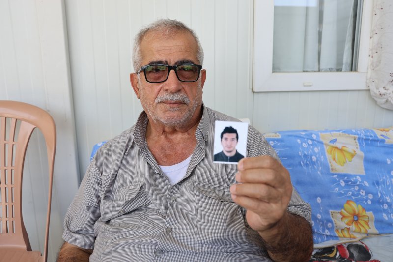 5 gündür her yerde aranan gencin cansız bedeni yaşadığı konteynere 500 metre mesafedeki binada bulundu - Baba Cihan Buz: “Baba eve çok yakınım ve eve gidiyorum dedi, o saatten sonra telefonlara cevap vermedi” (Fotoğraflı) Ramazan İlın - Sancar Alp Fırat HATAY (İHA) - Hatay'ın Defne ilçesinde 5 gündür kendisinden haber alınamayan Mehmet Can Buz'un cansız bedeni, yaşadığı konteyner kentin 500 metre yakınındaki terk edilmiş binada bulundu. Defne ilçesi Çekmece Mahallesi'nde bulunan konteyner kentte yaşayan Mehmet Can Buz, geçtiğimiz gün Çarşamba günü hava almak için konteynerden ayrıldı. Elektrik ve elektronik mezunu olan 31 yaşındaki Buz, ailesinin aramalarına cevap vermeyerek kayıplara karışmıştı. Depremden sonra depresyon ve şizofreni teşhisi konulan genç adam, ailesinin sokak sokak aramasına rağmen bulunamadı. Buz'un cansız bedeni 5'inci gününde sabah saatlerinde yaşadıkları konteyner kente 500 metre mesafedeki terk edilmiş apartmanda bulundu. Olay yeri inceleme ekiplerinin çalışmaları sonrası ailesi şahsın kayıp olan Mehmet Can olduğunu tespit etti. Olay yerinde yapılan incelemelerin ardından genç adamın cenazesi kesin ölüm nedeninin tespiti için morga sevk edildi. Buz'un kesin ölüm nedeni polis ekiplerinin olayla yürüttükleri soruşturma neticesinde netleşecek. “Baba eve çok yakınım ve eve gidiyorum dedi, o saatten sonra telefonlara cevap vermedi” Evladından acı haberi almadan önce açıklamalarda bulunan Mehmet Can Buz'un babası Cihan Buz, “Oğlum çok iyi okumuş, kültürlü ve üniversite bitirmiş elektronik mühendisiydi. Bu depremden sonra herkeste etkili olan psikolojik bir durumdan dolayı unutkanlığı ve stresi çoğaldı. Tedavi görüyordu. En son bir haftaya kadar hastaneye götürüp getiriyordum. Tedavisi iyi gidiyordu ama en son çarşamba saat 5.30'dan sonra bir daha kendisinden haber alamadım. Bana çıkıp bir dolaşacağım ve biraz yürüyeceğim dedi. Ondan sonra eve de geri dönmedi. En son kendisiyle Çarşamba öğleden sonra konuşmuştum. Baba, eve çok yakınım ve eve gidiyorum dedi. O saatten sonra telefonlara cevap vermedi. Kendine de zarar verebilir ve çevredekilerine de zarar verebilir. Çünkü kaç gündür ilacını almıyor” ifadelerini kullandı.