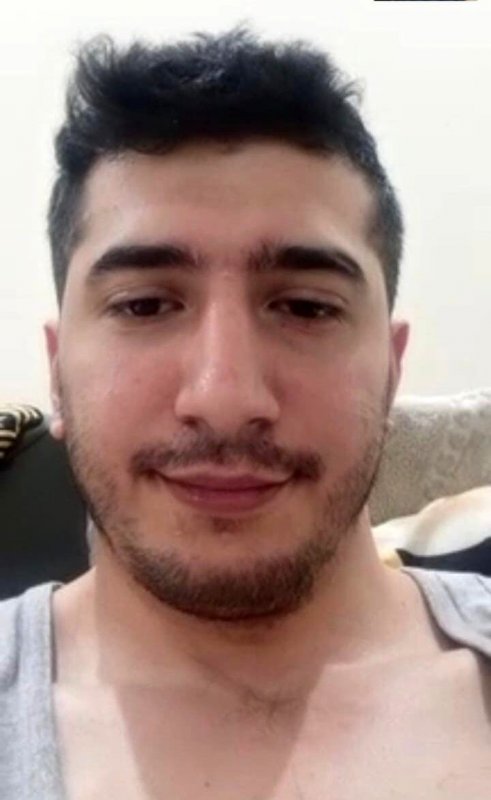 5 gündür her yerde aranan gencin cansız bedeni yaşadığı konteynere 500 metre mesafedeki binada bulundu - Baba Cihan Buz: “Baba eve çok yakınım ve eve gidiyorum dedi, o saatten sonra telefonlara cevap vermedi” (Fotoğraflı) Ramazan İlın - Sancar Alp Fırat HATAY (İHA) - Hatay'ın Defne ilçesinde 5 gündür kendisinden haber alınamayan Mehmet Can Buz'un cansız bedeni, yaşadığı konteyner kentin 500 metre yakınındaki terk edilmiş binada bulundu. Defne ilçesi Çekmece Mahallesi'nde bulunan konteyner kentte yaşayan Mehmet Can Buz, geçtiğimiz gün Çarşamba günü hava almak için konteynerden ayrıldı. Elektrik ve elektronik mezunu olan 31 yaşındaki Buz, ailesinin aramalarına cevap vermeyerek kayıplara karışmıştı. Depremden sonra depresyon ve şizofreni teşhisi konulan genç adam, ailesinin sokak sokak aramasına rağmen bulunamadı. Buz'un cansız bedeni 5'inci gününde sabah saatlerinde yaşadıkları konteyner kente 500 metre mesafedeki terk edilmiş apartmanda bulundu. Olay yeri inceleme ekiplerinin çalışmaları sonrası ailesi şahsın kayıp olan Mehmet Can olduğunu tespit etti. Olay yerinde yapılan incelemelerin ardından genç adamın cenazesi kesin ölüm nedeninin tespiti için morga sevk edildi. Buz'un kesin ölüm nedeni polis ekiplerinin olayla yürüttükleri soruşturma neticesinde netleşecek. “Baba eve çok yakınım ve eve gidiyorum dedi, o saatten sonra telefonlara cevap vermedi” Evladından acı haberi almadan önce açıklamalarda bulunan Mehmet Can Buz'un babası Cihan Buz, “Oğlum çok iyi okumuş, kültürlü ve üniversite bitirmiş elektronik mühendisiydi. Bu depremden sonra herkeste etkili olan psikolojik bir durumdan dolayı unutkanlığı ve stresi çoğaldı. Tedavi görüyordu. En son bir haftaya kadar hastaneye götürüp getiriyordum. Tedavisi iyi gidiyordu ama en son çarşamba saat 5.30'dan sonra bir daha kendisinden haber alamadım. Bana çıkıp bir dolaşacağım ve biraz yürüyeceğim dedi. Ondan sonra eve de geri dönmedi. En son kendisiyle Çarşamba öğleden sonra konuşmuştum. Baba, eve çok yakınım ve eve gidiyorum dedi. O saatten sonra telefonlara cevap vermedi. Kendine de zarar verebilir ve çevredekilerine de zarar verebilir. Çünkü kaç gündür ilacını almıyor” ifadelerini kullandı.