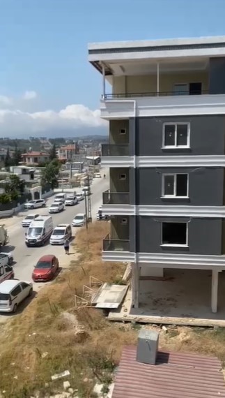 5 gündür her yerde aranan gencin cansız bedeni yaşadığı konteynere 500 metre mesafedeki binada bulundu - Baba Cihan Buz: “Baba eve çok yakınım ve eve gidiyorum dedi, o saatten sonra telefonlara cevap vermedi” (Fotoğraflı) Ramazan İlın - Sancar Alp Fırat HATAY (İHA) - Hatay'ın Defne ilçesinde 5 gündür kendisinden haber alınamayan Mehmet Can Buz'un cansız bedeni, yaşadığı konteyner kentin 500 metre yakınındaki terk edilmiş binada bulundu. Defne ilçesi Çekmece Mahallesi'nde bulunan konteyner kentte yaşayan Mehmet Can Buz, geçtiğimiz gün Çarşamba günü hava almak için konteynerden ayrıldı. Elektrik ve elektronik mezunu olan 31 yaşındaki Buz, ailesinin aramalarına cevap vermeyerek kayıplara karışmıştı. Depremden sonra depresyon ve şizofreni teşhisi konulan genç adam, ailesinin sokak sokak aramasına rağmen bulunamadı. Buz'un cansız bedeni 5'inci gününde sabah saatlerinde yaşadıkları konteyner kente 500 metre mesafedeki terk edilmiş apartmanda bulundu. Olay yeri inceleme ekiplerinin çalışmaları sonrası ailesi şahsın kayıp olan Mehmet Can olduğunu tespit etti. Olay yerinde yapılan incelemelerin ardından genç adamın cenazesi kesin ölüm nedeninin tespiti için morga sevk edildi. Buz'un kesin ölüm nedeni polis ekiplerinin olayla yürüttükleri soruşturma neticesinde netleşecek. “Baba eve çok yakınım ve eve gidiyorum dedi, o saatten sonra telefonlara cevap vermedi” Evladından acı haberi almadan önce açıklamalarda bulunan Mehmet Can Buz'un babası Cihan Buz, “Oğlum çok iyi okumuş, kültürlü ve üniversite bitirmiş elektronik mühendisiydi. Bu depremden sonra herkeste etkili olan psikolojik bir durumdan dolayı unutkanlığı ve stresi çoğaldı. Tedavi görüyordu. En son bir haftaya kadar hastaneye götürüp getiriyordum. Tedavisi iyi gidiyordu ama en son çarşamba saat 5.30'dan sonra bir daha kendisinden haber alamadım. Bana çıkıp bir dolaşacağım ve biraz yürüyeceğim dedi. Ondan sonra eve de geri dönmedi. En son kendisiyle Çarşamba öğleden sonra konuşmuştum. Baba, eve çok yakınım ve eve gidiyorum dedi. O saatten sonra telefonlara cevap vermedi. Kendine de zarar verebilir ve çevredekilerine de zarar verebilir. Çünkü kaç gündür ilacını almıyor” ifadelerini kullandı.
