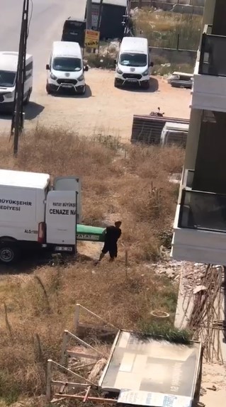 5 gündür her yerde aranan gencin cansız bedeni yaşadığı konteynere 500 metre mesafedeki binada bulundu - Baba Cihan Buz: “Baba eve çok yakınım ve eve gidiyorum dedi, o saatten sonra telefonlara cevap vermedi” (Fotoğraflı) Ramazan İlın - Sancar Alp Fırat HATAY (İHA) - Hatay'ın Defne ilçesinde 5 gündür kendisinden haber alınamayan Mehmet Can Buz'un cansız bedeni, yaşadığı konteyner kentin 500 metre yakınındaki terk edilmiş binada bulundu. Defne ilçesi Çekmece Mahallesi'nde bulunan konteyner kentte yaşayan Mehmet Can Buz, geçtiğimiz gün Çarşamba günü hava almak için konteynerden ayrıldı. Elektrik ve elektronik mezunu olan 31 yaşındaki Buz, ailesinin aramalarına cevap vermeyerek kayıplara karışmıştı. Depremden sonra depresyon ve şizofreni teşhisi konulan genç adam, ailesinin sokak sokak aramasına rağmen bulunamadı. Buz'un cansız bedeni 5'inci gününde sabah saatlerinde yaşadıkları konteyner kente 500 metre mesafedeki terk edilmiş apartmanda bulundu. Olay yeri inceleme ekiplerinin çalışmaları sonrası ailesi şahsın kayıp olan Mehmet Can olduğunu tespit etti. Olay yerinde yapılan incelemelerin ardından genç adamın cenazesi kesin ölüm nedeninin tespiti için morga sevk edildi. Buz'un kesin ölüm nedeni polis ekiplerinin olayla yürüttükleri soruşturma neticesinde netleşecek. “Baba eve çok yakınım ve eve gidiyorum dedi, o saatten sonra telefonlara cevap vermedi” Evladından acı haberi almadan önce açıklamalarda bulunan Mehmet Can Buz'un babası Cihan Buz, “Oğlum çok iyi okumuş, kültürlü ve üniversite bitirmiş elektronik mühendisiydi. Bu depremden sonra herkeste etkili olan psikolojik bir durumdan dolayı unutkanlığı ve stresi çoğaldı. Tedavi görüyordu. En son bir haftaya kadar hastaneye götürüp getiriyordum. Tedavisi iyi gidiyordu ama en son çarşamba saat 5.30'dan sonra bir daha kendisinden haber alamadım. Bana çıkıp bir dolaşacağım ve biraz yürüyeceğim dedi. Ondan sonra eve de geri dönmedi. En son kendisiyle Çarşamba öğleden sonra konuşmuştum. Baba, eve çok yakınım ve eve gidiyorum dedi. O saatten sonra telefonlara cevap vermedi. Kendine de zarar verebilir ve çevredekilerine de zarar verebilir. Çünkü kaç gündür ilacını almıyor” ifadelerini kullandı.