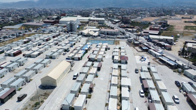 5 gündür her yerde aranan gencin cansız bedeni yaşadığı konteynere 500 metre mesafedeki binada bulundu - Baba Cihan Buz: “Baba eve çok yakınım ve eve gidiyorum dedi, o saatten sonra telefonlara cevap vermedi” (Fotoğraflı) Ramazan İlın - Sancar Alp Fırat HATAY (İHA) - Hatay'ın Defne ilçesinde 5 gündür kendisinden haber alınamayan Mehmet Can Buz'un cansız bedeni, yaşadığı konteyner kentin 500 metre yakınındaki terk edilmiş binada bulundu. Defne ilçesi Çekmece Mahallesi'nde bulunan konteyner kentte yaşayan Mehmet Can Buz, geçtiğimiz gün Çarşamba günü hava almak için konteynerden ayrıldı. Elektrik ve elektronik mezunu olan 31 yaşındaki Buz, ailesinin aramalarına cevap vermeyerek kayıplara karışmıştı. Depremden sonra depresyon ve şizofreni teşhisi konulan genç adam, ailesinin sokak sokak aramasına rağmen bulunamadı. Buz'un cansız bedeni 5'inci gününde sabah saatlerinde yaşadıkları konteyner kente 500 metre mesafedeki terk edilmiş apartmanda bulundu. Olay yeri inceleme ekiplerinin çalışmaları sonrası ailesi şahsın kayıp olan Mehmet Can olduğunu tespit etti. Olay yerinde yapılan incelemelerin ardından genç adamın cenazesi kesin ölüm nedeninin tespiti için morga sevk edildi. Buz'un kesin ölüm nedeni polis ekiplerinin olayla yürüttükleri soruşturma neticesinde netleşecek. “Baba eve çok yakınım ve eve gidiyorum dedi, o saatten sonra telefonlara cevap vermedi” Evladından acı haberi almadan önce açıklamalarda bulunan Mehmet Can Buz'un babası Cihan Buz, “Oğlum çok iyi okumuş, kültürlü ve üniversite bitirmiş elektronik mühendisiydi. Bu depremden sonra herkeste etkili olan psikolojik bir durumdan dolayı unutkanlığı ve stresi çoğaldı. Tedavi görüyordu. En son bir haftaya kadar hastaneye götürüp getiriyordum. Tedavisi iyi gidiyordu ama en son çarşamba saat 5.30'dan sonra bir daha kendisinden haber alamadım. Bana çıkıp bir dolaşacağım ve biraz yürüyeceğim dedi. Ondan sonra eve de geri dönmedi. En son kendisiyle Çarşamba öğleden sonra konuşmuştum. Baba, eve çok yakınım ve eve gidiyorum dedi. O saatten sonra telefonlara cevap vermedi. Kendine de zarar verebilir ve çevredekilerine de zarar verebilir. Çünkü kaç gündür ilacını almıyor” ifadelerini kullandı.