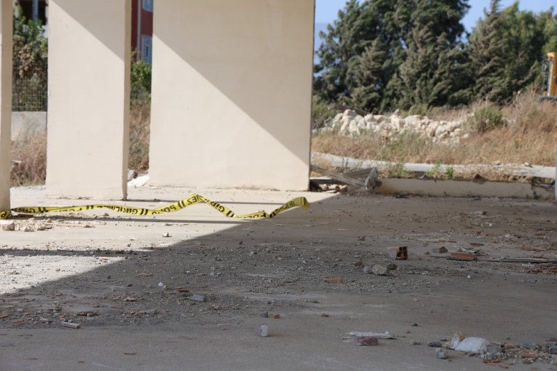 5 gündür her yerde aranan gencin cansız bedeni yaşadığı konteynere 500 metre mesafedeki binada bulundu - Baba Cihan Buz: “Baba eve çok yakınım ve eve gidiyorum dedi, o saatten sonra telefonlara cevap vermedi” (Fotoğraflı) Ramazan İlın - Sancar Alp Fırat HATAY (İHA) - Hatay'ın Defne ilçesinde 5 gündür kendisinden haber alınamayan Mehmet Can Buz'un cansız bedeni, yaşadığı konteyner kentin 500 metre yakınındaki terk edilmiş binada bulundu. Defne ilçesi Çekmece Mahallesi'nde bulunan konteyner kentte yaşayan Mehmet Can Buz, geçtiğimiz gün Çarşamba günü hava almak için konteynerden ayrıldı. Elektrik ve elektronik mezunu olan 31 yaşındaki Buz, ailesinin aramalarına cevap vermeyerek kayıplara karışmıştı. Depremden sonra depresyon ve şizofreni teşhisi konulan genç adam, ailesinin sokak sokak aramasına rağmen bulunamadı. Buz'un cansız bedeni 5'inci gününde sabah saatlerinde yaşadıkları konteyner kente 500 metre mesafedeki terk edilmiş apartmanda bulundu. Olay yeri inceleme ekiplerinin çalışmaları sonrası ailesi şahsın kayıp olan Mehmet Can olduğunu tespit etti. Olay yerinde yapılan incelemelerin ardından genç adamın cenazesi kesin ölüm nedeninin tespiti için morga sevk edildi. Buz'un kesin ölüm nedeni polis ekiplerinin olayla yürüttükleri soruşturma neticesinde netleşecek. “Baba eve çok yakınım ve eve gidiyorum dedi, o saatten sonra telefonlara cevap vermedi” Evladından acı haberi almadan önce açıklamalarda bulunan Mehmet Can Buz'un babası Cihan Buz, “Oğlum çok iyi okumuş, kültürlü ve üniversite bitirmiş elektronik mühendisiydi. Bu depremden sonra herkeste etkili olan psikolojik bir durumdan dolayı unutkanlığı ve stresi çoğaldı. Tedavi görüyordu. En son bir haftaya kadar hastaneye götürüp getiriyordum. Tedavisi iyi gidiyordu ama en son çarşamba saat 5.30'dan sonra bir daha kendisinden haber alamadım. Bana çıkıp bir dolaşacağım ve biraz yürüyeceğim dedi. Ondan sonra eve de geri dönmedi. En son kendisiyle Çarşamba öğleden sonra konuşmuştum. Baba, eve çok yakınım ve eve gidiyorum dedi. O saatten sonra telefonlara cevap vermedi. Kendine de zarar verebilir ve çevredekilerine de zarar verebilir. Çünkü kaç gündür ilacını almıyor” ifadelerini kullandı.