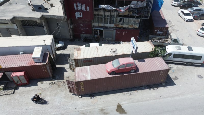 Hırsızların motorunu çaldıkları hatıra aracı kendi de çalınmasın diye konteynerin üzerine koydular