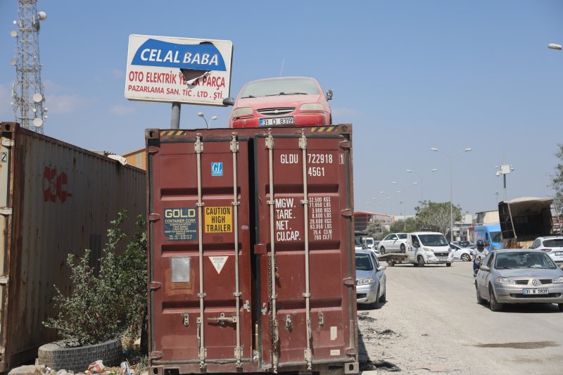 Hırsızların motorunu çaldıkları hatıra aracı kendi de çalınmasın diye konteynerin üzerine koydular