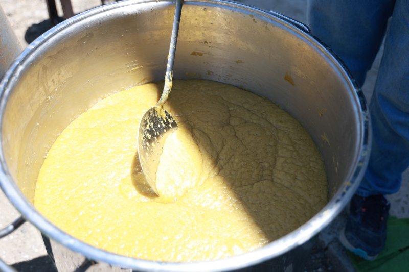 Depremin azmini yıkamadığı kadın evinin bahçesinde ürettiği sabunları satarak gelir elde ediyor