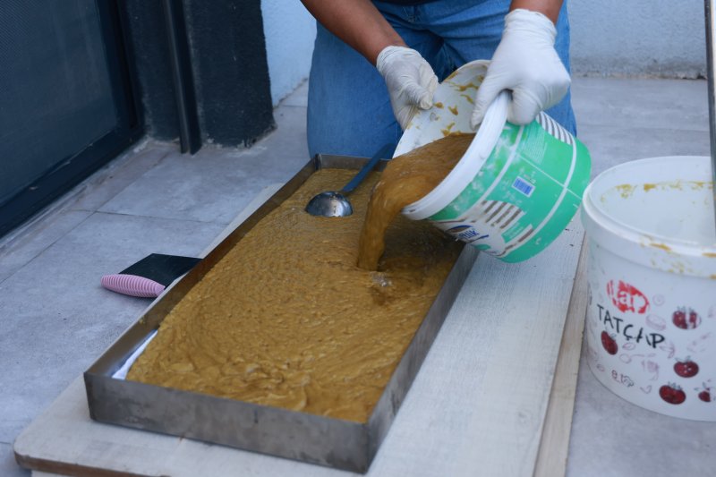 Depremin azmini yıkamadığı kadın evinin bahçesinde ürettiği sabunları satarak gelir elde ediyor