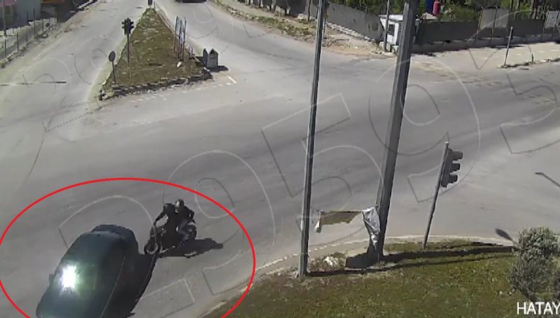 Otomobille çarpışan motosiklet sürücüsünün havaya uçtuğu anlar kamerada