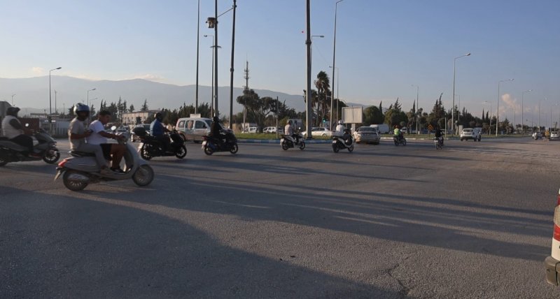 Otomobille çarpışan motosiklet sürücüsünün havaya uçtuğu anlar kamerada