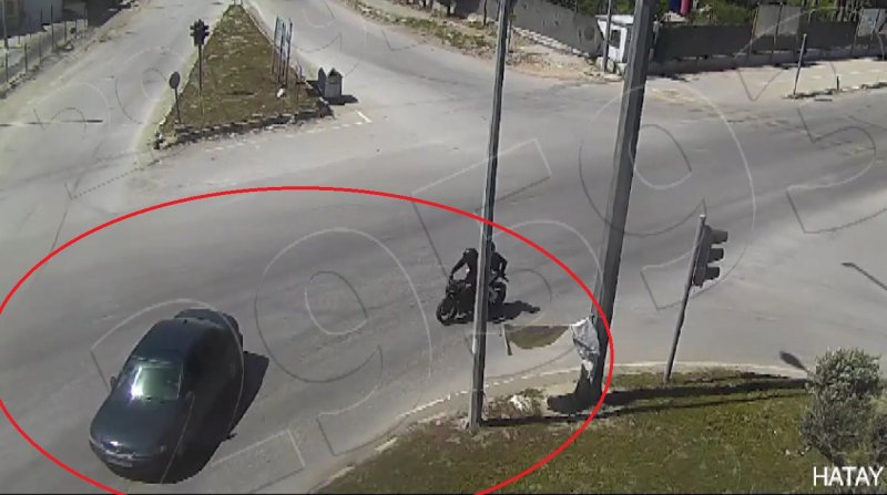 Otomobille çarpışan motosiklet sürücüsünün havaya uçtuğu anlar kamerada