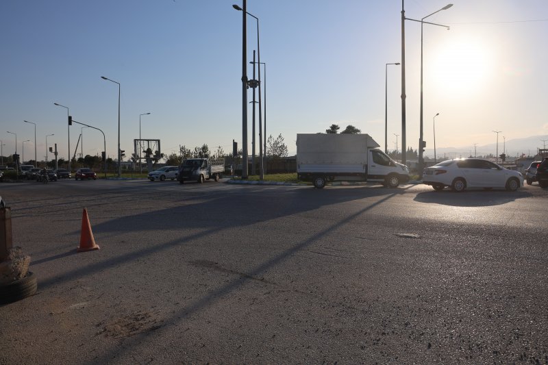 Otomobille çarpışan motosiklet sürücüsünün havaya uçtuğu anlar kamerada