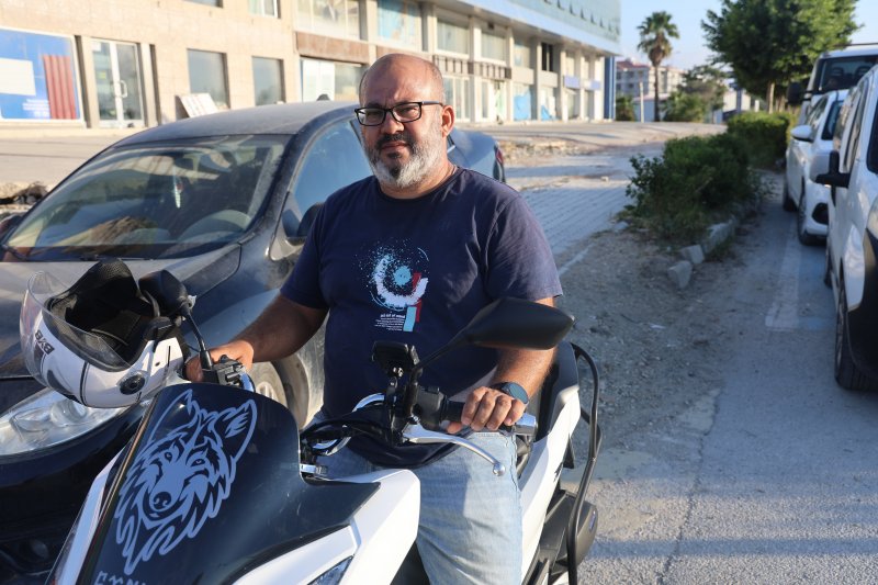 Otomobille çarpışan motosiklet sürücüsünün havaya uçtuğu anlar kamerada