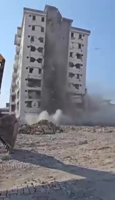 HATAY (İHA) - Hatay'ın İskenderun ilçesinde kontrollü olarak yıkılan 10 katlı binanın yerle bir olma anını cep telefonu kamerasına yansıdı.