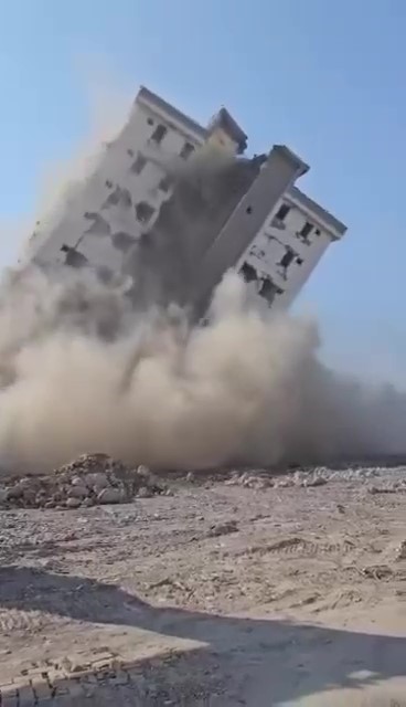 HATAY (İHA) - Hatay'ın İskenderun ilçesinde kontrollü olarak yıkılan 10 katlı binanın yerle bir olma anını cep telefonu kamerasına yansıdı.