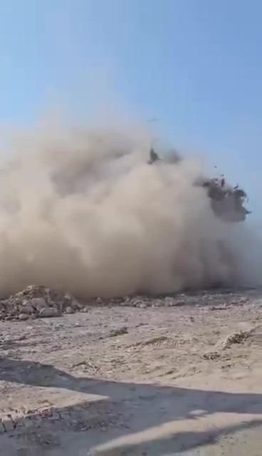 HATAY (İHA) - Hatay'ın İskenderun ilçesinde kontrollü olarak yıkılan 10 katlı binanın yerle bir olma anını cep telefonu kamerasına yansıdı.