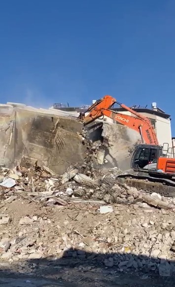 Mahkeme süreci sona eren 7 katlı binanın iş makinesinin darbesiyle yıkıldığı anlar kamerada
