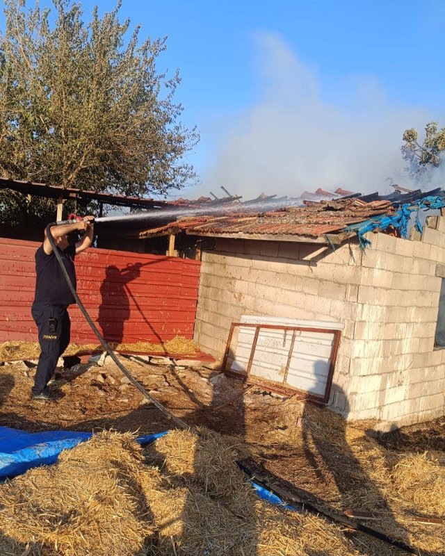 Kumlu’da samanlık yangını