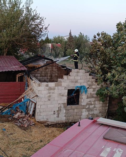 Kumlu’da samanlık yangını