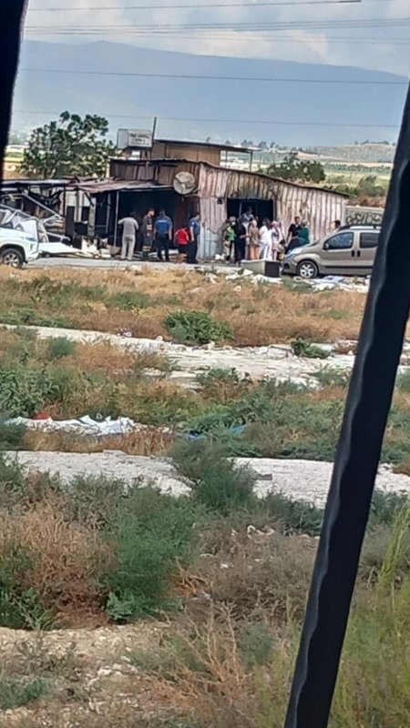 Depremzede vatandaşların yaşadığı prefabrik ev alevlere teslim oldu