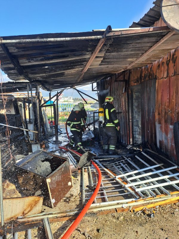 Depremzede vatandaşların yaşadığı prefabrik ev alevlere teslim oldu