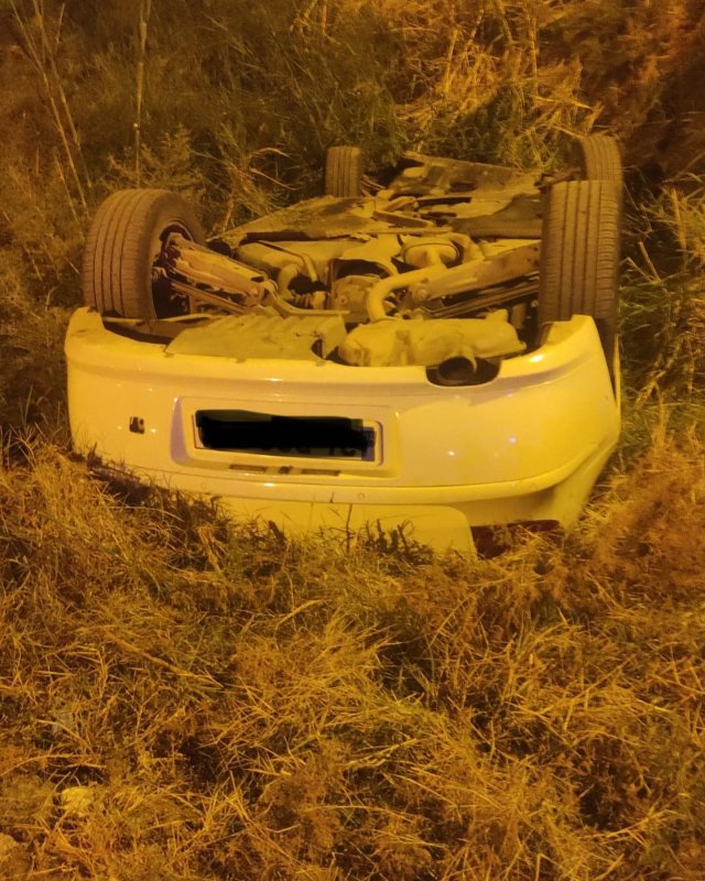 Dereye uçan otomobil ters döndü