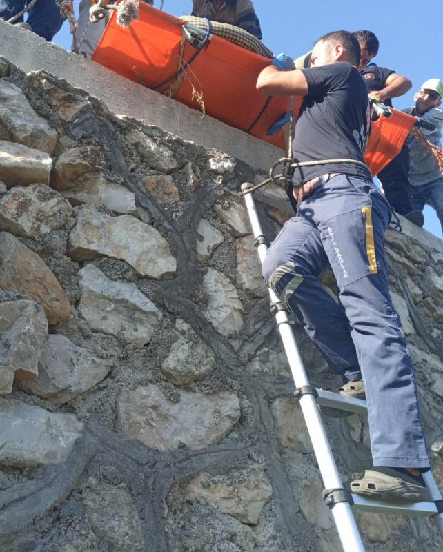 Dereye düşen şahsı itfaiye kurtardı