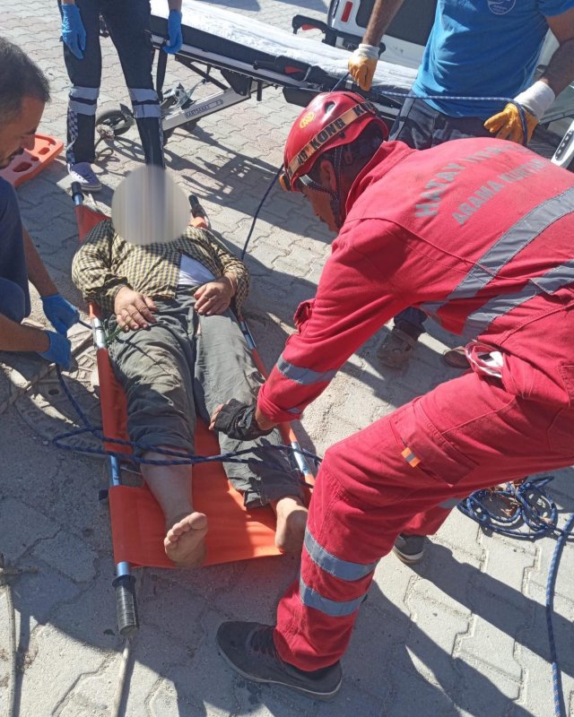 Dereye düşen şahsı itfaiye kurtardı