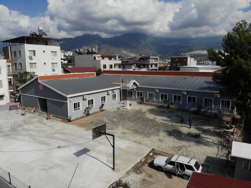 Acılı doktor, depremde kaybettiği eşinin ve 2 evladının anısını yaşatmak için okul yaptırdı