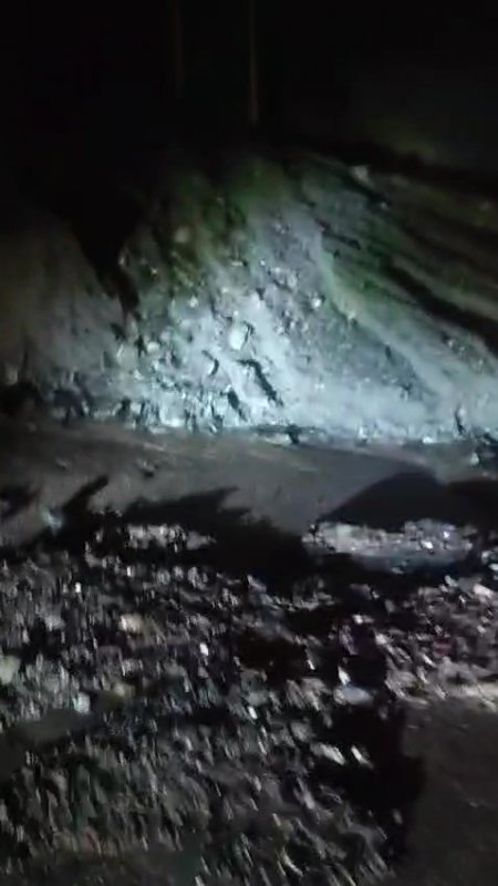 Hatay'da heyelan nedeniyle yayla yolu ulaşıma kapandı