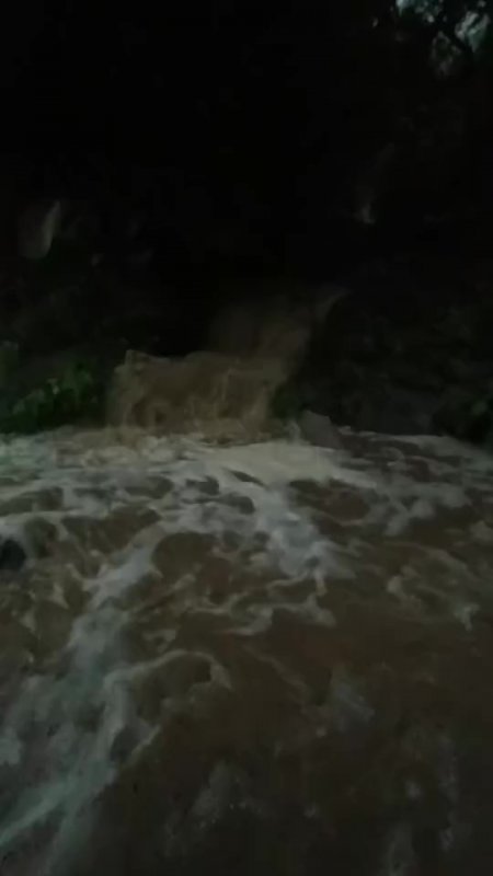 Hatay'da heyelan nedeniyle yayla yolu ulaşıma kapandı