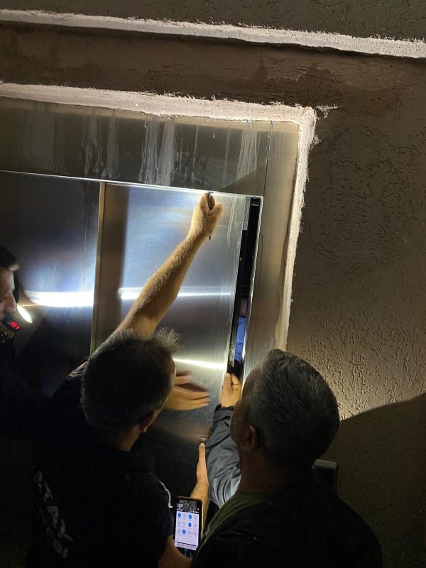 Asansörde mahsur kalan vatandaşları itfaiye kurtardı