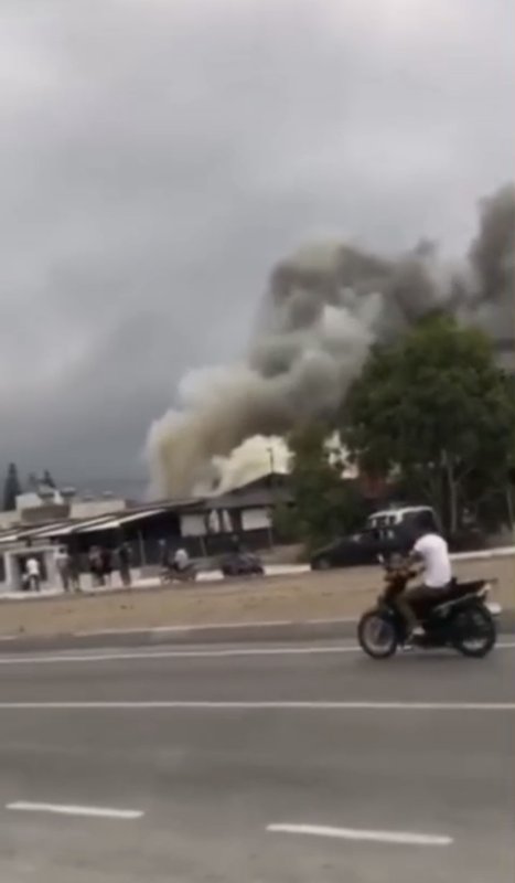 Alevlerin yükseldiği kafe kullanılmaz hale geldi