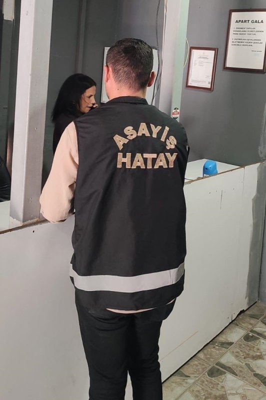 İskenderun’da araç kiralama ve konaklama firmalarına denetim yapıldı (Fotoğraflı) Necati İvgin HATAY (İHA) - Hatay’ın İskenderun ilçesinde araç kiralama firmalarına ve konaklama yerlerine yönelik denetim yapıldı. Hatay Emniyet Müdürlüğü görevlilerince genel asayiş ve kamu düzeninin sağlanması için İskenderun İlçesinde araç kiralama firmalarına ile konaklama yerlerine yönelik uygulama yapıldı. Polis ekiplerince yapılan kontrollerde; 8 İş yeri denetlendi, 21 Şahıs sorgulandı, 1 şahsın yoklama kaçağı olduğu tespit edilerek işlem yapıldı, aranan 1 şahıs yakalandı, 1 İş yerinin ruhsatı olmadığı tespit edildi.