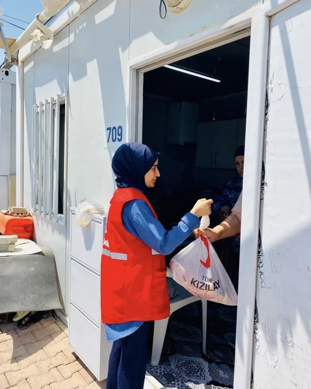 Kızılay, ihtiyaç sahibi ailelere adak eti dağıtımı gerçekleştirdi