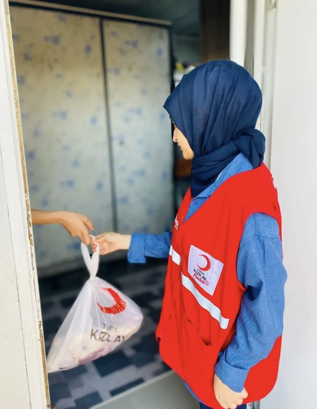 Kızılay, ihtiyaç sahibi ailelere adak eti dağıtımı gerçekleştirdi