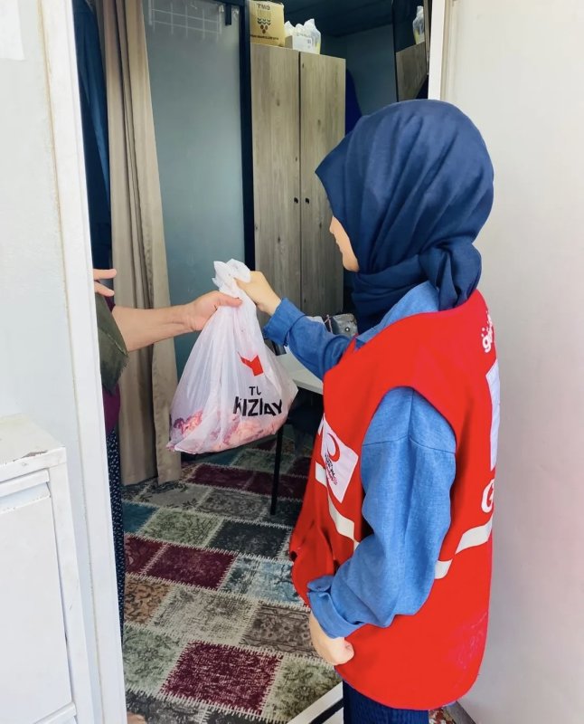 Kızılay, ihtiyaç sahibi ailelere adak eti dağıtımı gerçekleştirdi