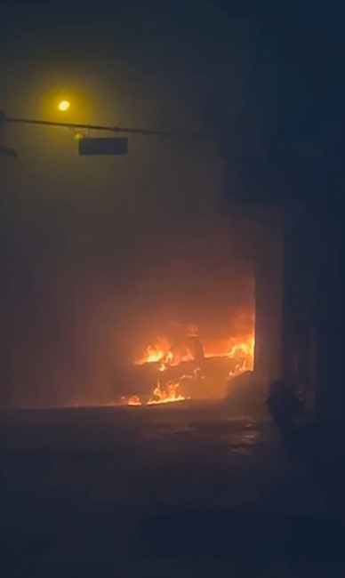 Kanserden eşini kaybeden kadının, 4 evladının ekmek parasını kazandığı minibüs yandı (Fotoğraflı) Ramazan İlın - Arzu Kübra Doğan HATAY (İHA) - Hatay'da kanserden ölen kocasının ardından 4 çocuğuyla yalnız kalan ve pazarcılık yaparak geçimini sağlayan 45 yaşındaki Hatice Doğru'nun 5 yıldır ekmek teknesi olarak kullandığı minibüs alevlere teslim olarak yandı. Minibüsünün kundaklandığını iddia eden Doğru, suçluların bulunmasını istedi. Altınözü ilçesi Karbeyaz Mahallesi'nde yaşayan 45 yaşındaki Hatice Doğru, 2020 yılında kocası Ali Doğru'yu gırtlak kanseri nedeniyle kaybetti. Kocasının ölümünün ardından 4 çocuğuyla yalnız kalan Doğru, çocuklarına bakmak için 5 yıl önce 31 AGJ 618 plakalı minibüsü satın aldı. Aldığı minibüsle işlerini yapmaya çalışan Doğru, kendi ektiği ürünleri toplayarak minibüs aracılığıyla pazarda satmaya başladı. Bahçeden aracıyla pazara götürdüğü sebzeleri satan Doğru, sebzelerden kazandığı parayla 4 çocuğunun geçimini sağlıyordu. Doğru'nun hayalleri ekmek teknesi olan minibüsünün yanmasıyla yarıda kaldı. Hatay Büyükşehir Belediyesine bağlı itfaiye ekipleri, tarafından söndürülen yangında minibüs kullanılmaz hale geldi. Minibüsünün kundaklandığını iddia eden Doğru, ekmek teknesini yakan suçluların bulunmasını istedi. "Arkada yanan minibüs benim ekmek teknemdi ve bu arabayla çocuklarımı geçindiriyordum" Kanserden kocasını kaybedip 4 çocuğuyla yalnız kalmasının ardından ekmek teknesi olan minibüsün yandığını ifade eden Hatice Doğru, "Arkamızdaki minibüs gece kundaklayarak yakıldı. Gece saat 03.00 sularında ateş atılarak yakıldı. Biz uyandığımızda yangın başlamıştı. Birisi beni uyandırarak 'abla kalk arabanız yanıyor' dedi. Dışarı çıktığımda araba yanıyordu. Hiçbir şey yapamadık öylece izledik. İtfaiye aradık gelip söndürdüler. Ben bu arabayla pazarcılık yapıyordum. Evin ihtiyaçları için bahçeye gidiyordum, ilçe merkezine ve her işimi arabayla yapıyordum. Eşim öldükten sonra arabayla domates, patlıcan, biber gibi sebzeler satıyordum. Eşim 5 yıl önce gırtlak kanserinden öldü. 2 kız 2 erkek olmak üzere 4 çocuğum var. Arkada yanan minibüs benim ekmek teknemdi. Bu arabayla çocuklarımı geçindiriyordum. Arabam varken İŞKUR'a başvurdum ve orada çalışmayı düşünüyordum. Arabam yok ve iş yeri çok uzaktı. Oraya nasıl gidip geleceğimi bilmiyorum. Ben sadece ekmek teknemi yakan suçlunun bulunmasını istiyorum. Başka bir şey istemiyorum. Eşim öldükten sonra arabayı aldık. Bu şekilde yanacağı hiç aklıma gelmezdi. Çünkü kimseyle hiç alıp veremediğim yoktu. Aracım olduğunda 2 küçük kızımla gidiyordum ama şimdi ne yapacağımı bilmiyorum. 5 yıllık ekmek teknem olan minibüsüm yandı" ifadelerini kullandı.