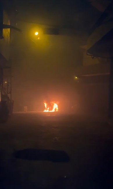 Kanserden eşini kaybeden kadının, 4 evladının ekmek parasını kazandığı minibüs yandı (Fotoğraflı) Ramazan İlın - Arzu Kübra Doğan HATAY (İHA) - Hatay'da kanserden ölen kocasının ardından 4 çocuğuyla yalnız kalan ve pazarcılık yaparak geçimini sağlayan 45 yaşındaki Hatice Doğru'nun 5 yıldır ekmek teknesi olarak kullandığı minibüs alevlere teslim olarak yandı. Minibüsünün kundaklandığını iddia eden Doğru, suçluların bulunmasını istedi. Altınözü ilçesi Karbeyaz Mahallesi'nde yaşayan 45 yaşındaki Hatice Doğru, 2020 yılında kocası Ali Doğru'yu gırtlak kanseri nedeniyle kaybetti. Kocasının ölümünün ardından 4 çocuğuyla yalnız kalan Doğru, çocuklarına bakmak için 5 yıl önce 31 AGJ 618 plakalı minibüsü satın aldı. Aldığı minibüsle işlerini yapmaya çalışan Doğru, kendi ektiği ürünleri toplayarak minibüs aracılığıyla pazarda satmaya başladı. Bahçeden aracıyla pazara götürdüğü sebzeleri satan Doğru, sebzelerden kazandığı parayla 4 çocuğunun geçimini sağlıyordu. Doğru'nun hayalleri ekmek teknesi olan minibüsünün yanmasıyla yarıda kaldı. Hatay Büyükşehir Belediyesine bağlı itfaiye ekipleri, tarafından söndürülen yangında minibüs kullanılmaz hale geldi. Minibüsünün kundaklandığını iddia eden Doğru, ekmek teknesini yakan suçluların bulunmasını istedi. "Arkada yanan minibüs benim ekmek teknemdi ve bu arabayla çocuklarımı geçindiriyordum" Kanserden kocasını kaybedip 4 çocuğuyla yalnız kalmasının ardından ekmek teknesi olan minibüsün yandığını ifade eden Hatice Doğru, "Arkamızdaki minibüs gece kundaklayarak yakıldı. Gece saat 03.00 sularında ateş atılarak yakıldı. Biz uyandığımızda yangın başlamıştı. Birisi beni uyandırarak 'abla kalk arabanız yanıyor' dedi. Dışarı çıktığımda araba yanıyordu. Hiçbir şey yapamadık öylece izledik. İtfaiye aradık gelip söndürdüler. Ben bu arabayla pazarcılık yapıyordum. Evin ihtiyaçları için bahçeye gidiyordum, ilçe merkezine ve her işimi arabayla yapıyordum. Eşim öldükten sonra arabayla domates, patlıcan, biber gibi sebzeler satıyordum. Eşim 5 yıl önce gırtlak kanserinden öldü. 2 kız 2 erkek olmak üzere 4 çocuğum var. Arkada yanan minibüs benim ekmek teknemdi. Bu arabayla çocuklarımı geçindiriyordum. Arabam varken İŞKUR'a başvurdum ve orada çalışmayı düşünüyordum. Arabam yok ve iş yeri çok uzaktı. Oraya nasıl gidip geleceğimi bilmiyorum. Ben sadece ekmek teknemi yakan suçlunun bulunmasını istiyorum. Başka bir şey istemiyorum. Eşim öldükten sonra arabayı aldık. Bu şekilde yanacağı hiç aklıma gelmezdi. Çünkü kimseyle hiç alıp veremediğim yoktu. Aracım olduğunda 2 küçük kızımla gidiyordum ama şimdi ne yapacağımı bilmiyorum. 5 yıllık ekmek teknem olan minibüsüm yandı" ifadelerini kullandı.