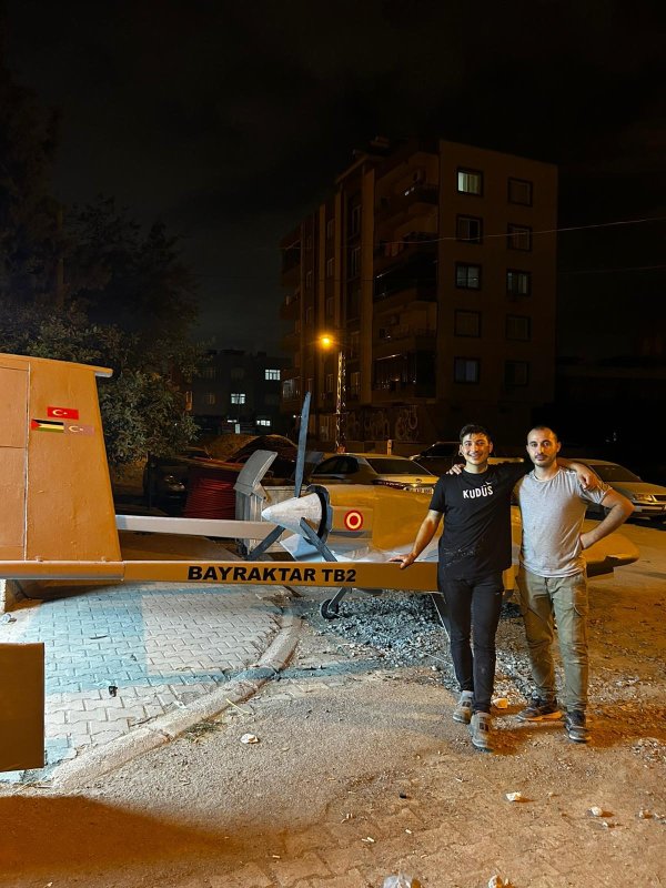 Görünümüyle mest eden yarım ton ağırlığındaki ahşap Bayraktar TB2 maketini 30 günde yaptılar (Fotoğraflı) Ogün Aslan HATAY (İHA) - Hatay'da yaşayan iki genç, hayalini kurdukları Bayraktar TB2'nin ahşap maketini 100 bin TL harcayarak 30 gün süren çalışmayla ortaya çıkardılar. Ahşaptan yapılan ve görünümüyle mest eden yarım ton ağırlığındaki maket, Sokullu Mehmet Paşa Külliyesi'nde sergilenerek vatandaşların beğenisine sunuldu. Payas ilçesinde yaşayan Samet Keskin (26) ve Recep Tayyip Yüksekdağ (26), yerli ve milli savunma sanayi eserlerine duydukları hayali gerçeğe dönüştürdü. Türkiye'nin yerli üretim ürünü olan ve Baykar tarafından imal edilen Bayraktar TB2'nin ahşaptan maketini yaptılar. Milli benlik duygusuyla iki arkadaş tarafından 30 günde gece ve gündüz süren çalışmalarla yapılan maket, 100 bin TL maliyetle ortaya çıktı. Görünümüyle mest eden maket, 30 Ağustos Zafer Bayramı'nda Payas ilçesinde bulunan Sokullu Mehmet Paşa Külliyesi'nde vatandaşların beğenisine sunuldu. Gençlerin el emeğiyle yaptığı Bayraktar TB2 maketi, bölgede yaşayan çocuklara hem örnek olacak hem de milli gururu yaşatacak. "100 bin TL civarında bir maliyetle bu projeyi tamamladık" Bayraktar TB2 maketini gençlerin örnek alması için 100 bin TL maliyetle imal ettiklerini söyleyen Samet Keskin, "Yahya Kemal Beyatlı'nın dediği gibi; 'İnsan alemde hayal ettiği müddetçe yaşar.' Biz de bir gün Recep Tayyip ağabeyimle otururken böyle bir fikri konuşmaya başladık. Aslında ilk hayalimiz Altay tankı maketiydi, fakat imkanlarımız elvermediği için Bayraktar TB2'yi yapmaya karar verdik. 'Bir çocuk gelsin, bir uçağa dokunsun, belki yarın ülkemizin uzay programında çalışacak' dedik. 100 bin TL civarında bir maliyetle bu projeyi tamamladık. Bundan sonra Altay tankı maketi yapmayı da hedefliyoruz. Selçuk Bayraktar'ı Payas'ta ağırlamaktan onur duyarız" dedi. "Yarım ton ağırlığında, tamamen ahşaptan bir maket ortaya çıktı" Yaklaşık 500 kilogram ağırlığında olan ahşap için Bayraktar TB2 maketine vatandaşların yoğun ilgi gösterdiğini ifade eden Recep Tayyip Yüksekdağ ise sürecin zorlu geçtiğini belirterek şöyle konuştu: "Uzun süredir aklımda olan bir hayaldi. Samet kardeşimle beraber akşamları ve hafta sonları çalışarak bu projeyi yetiştirdik. Yarım ton ağırlığında, tamamen ahşaptan bir maket ortaya çıktı. Kolay olmadı, uykusuz gecelerimiz oldu. Hatta zaman zaman tartıştık ama sonunda başardık. Vatandaşlar ilgi gösteriyor, çocuklar maketle fotoğraf çekiliyor. Bundan sonra da yerli ve milli ürettiğimiz tüm savunma sanayi eserlerinin maketlerini yapmayı hedefliyoruz."