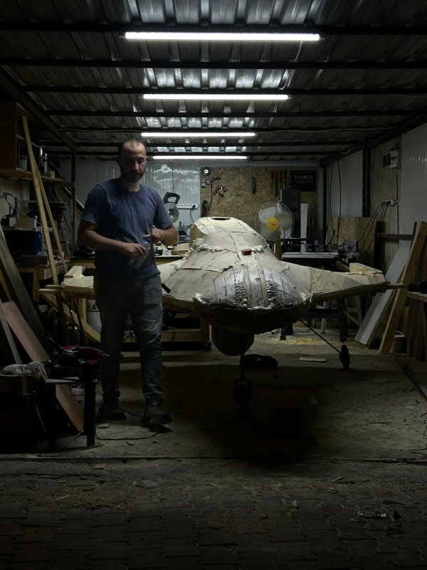 Görünümüyle mest eden yarım ton ağırlığındaki ahşap Bayraktar TB2 maketini 30 günde yaptılar (Fotoğraflı) Ogün Aslan HATAY (İHA) - Hatay'da yaşayan iki genç, hayalini kurdukları Bayraktar TB2'nin ahşap maketini 100 bin TL harcayarak 30 gün süren çalışmayla ortaya çıkardılar. Ahşaptan yapılan ve görünümüyle mest eden yarım ton ağırlığındaki maket, Sokullu Mehmet Paşa Külliyesi'nde sergilenerek vatandaşların beğenisine sunuldu. Payas ilçesinde yaşayan Samet Keskin (26) ve Recep Tayyip Yüksekdağ (26), yerli ve milli savunma sanayi eserlerine duydukları hayali gerçeğe dönüştürdü. Türkiye'nin yerli üretim ürünü olan ve Baykar tarafından imal edilen Bayraktar TB2'nin ahşaptan maketini yaptılar. Milli benlik duygusuyla iki arkadaş tarafından 30 günde gece ve gündüz süren çalışmalarla yapılan maket, 100 bin TL maliyetle ortaya çıktı. Görünümüyle mest eden maket, 30 Ağustos Zafer Bayramı'nda Payas ilçesinde bulunan Sokullu Mehmet Paşa Külliyesi'nde vatandaşların beğenisine sunuldu. Gençlerin el emeğiyle yaptığı Bayraktar TB2 maketi, bölgede yaşayan çocuklara hem örnek olacak hem de milli gururu yaşatacak. "100 bin TL civarında bir maliyetle bu projeyi tamamladık" Bayraktar TB2 maketini gençlerin örnek alması için 100 bin TL maliyetle imal ettiklerini söyleyen Samet Keskin, "Yahya Kemal Beyatlı'nın dediği gibi; 'İnsan alemde hayal ettiği müddetçe yaşar.' Biz de bir gün Recep Tayyip ağabeyimle otururken böyle bir fikri konuşmaya başladık. Aslında ilk hayalimiz Altay tankı maketiydi, fakat imkanlarımız elvermediği için Bayraktar TB2'yi yapmaya karar verdik. 'Bir çocuk gelsin, bir uçağa dokunsun, belki yarın ülkemizin uzay programında çalışacak' dedik. 100 bin TL civarında bir maliyetle bu projeyi tamamladık. Bundan sonra Altay tankı maketi yapmayı da hedefliyoruz. Selçuk Bayraktar'ı Payas'ta ağırlamaktan onur duyarız" dedi. "Yarım ton ağırlığında, tamamen ahşaptan bir maket ortaya çıktı" Yaklaşık 500 kilogram ağırlığında olan ahşap için Bayraktar TB2 maketine vatandaşların yoğun ilgi gösterdiğini ifade eden Recep Tayyip Yüksekdağ ise sürecin zorlu geçtiğini belirterek şöyle konuştu: "Uzun süredir aklımda olan bir hayaldi. Samet kardeşimle beraber akşamları ve hafta sonları çalışarak bu projeyi yetiştirdik. Yarım ton ağırlığında, tamamen ahşaptan bir maket ortaya çıktı. Kolay olmadı, uykusuz gecelerimiz oldu. Hatta zaman zaman tartıştık ama sonunda başardık. Vatandaşlar ilgi gösteriyor, çocuklar maketle fotoğraf çekiliyor. Bundan sonra da yerli ve milli ürettiğimiz tüm savunma sanayi eserlerinin maketlerini yapmayı hedefliyoruz."